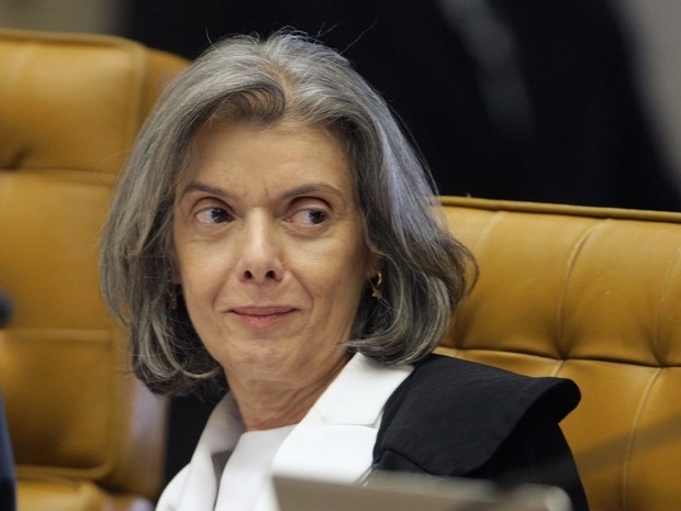 A ministra do STF Crmen Lcia na sesso na qual foi eleita para a presidncia do tribunal