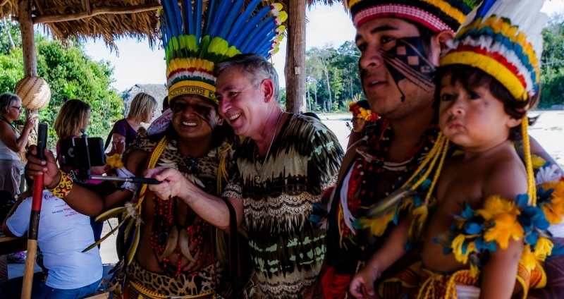 Turista faz selfie com ndgenas na aldeia Wazare em Campo Novo do Parecis