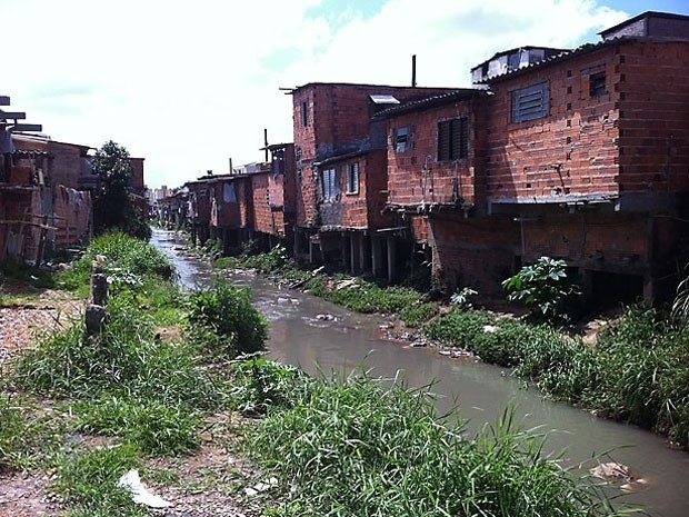 Mais de 90% do esgoto das favelas e ocupaes das maiores cidades do Brasil so jogados no meio ambiente
