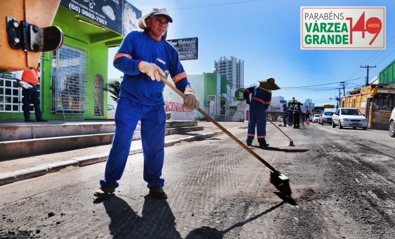 A Avenida Couto Magalhes  o principal corredor comercial da cidade e abriga 1,3 mil lojas de diversos segmentos.