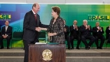 Ministro da agricultura, Neri Geller, recebendo os cumprimentos da presidenta Dilma Roussef