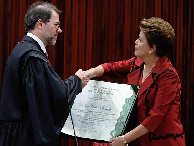Presidente do TSE, ministro Dias Toffoli, cumprimenta a presidente Dilma Rousseff ao entregar o diploma