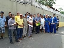 Na manh desta segunda-feira (24) os trabalhadores fizeram protesto na sede da empresa, no bairro Quilombo