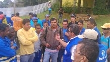 Joaquim Santana, presidente do SINTRAICCCM, de jaqueta, conversando com trabalhadores no canteiro de obras