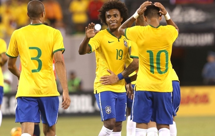Willian comemora o gol do Brasil contra o Equador aps lindo passe de Neymar
