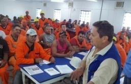 Presidente do SINTRAICCCCM , Joaquim Santana, durante reunio em canteiro de obra orientando trabalhadores