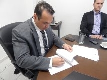 Defensor Pblico-Geral, Djalma Sabo Mendes Jnior, assinou o contrato na tarde desta segunda-feira