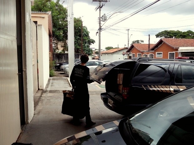 Polcia Federal prendeu duas mulheres e vrios documentos em Piracicaba e Capivari