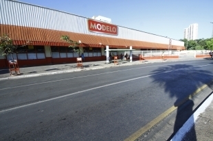 Supermercado que funcionava na Avenida da Prainha foi desativado no ms de maio