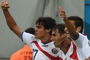 Jogadores da Costa Rica comemoram aps Bryan Ruiz abrir o placar contra a Grcia