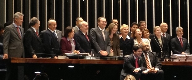 Xuxa com senadores e a ministra Ideli Salvatti aps a aprovao do projeto da Lei da Palmada