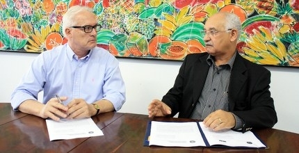 Presidente do TRE Des. Juvenal Pereira da Silva e o Reitor da Univag Druzio Antonio Medeiros durante assinatura do term