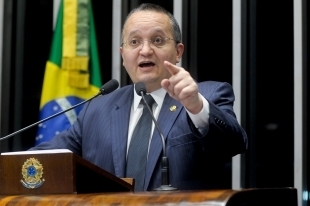O senador Pedro Taques, que recebeu dinheiro de empresrio investigado pela Polcia Federal