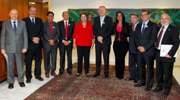 A presidente Dilma Rousseff e os ministros Aloizio Mercadante (Casa Civil) e Guido Mantega (fazenda) recebem prefeitos