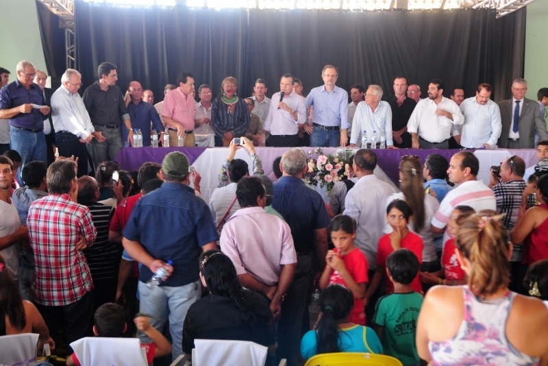 O governador Silval Barbosa e o ministro de Estado do Desenvolvimento Agrrio, Miguel Rossetto, assinam em Marcelndia..