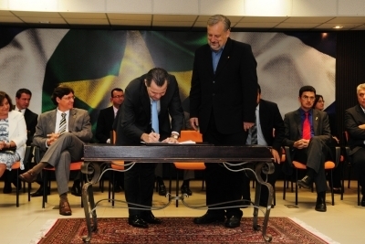 Governador Silval Barbosa e o ministro de Relaes Institucionais, Ricardo Benzoini, durante a assinatura