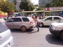 Na oportunidade, foram distribudos panfletos e realizada a adesivagem dos carros e motos pela Avenida Getlio Vargas