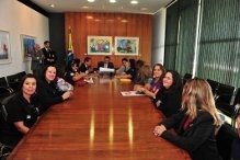 Acompanhada dos deputados Valtenir Pereira (PROS-MT) e Manoel Jnior (PMDB-PB), uma representao de mulheres policiais