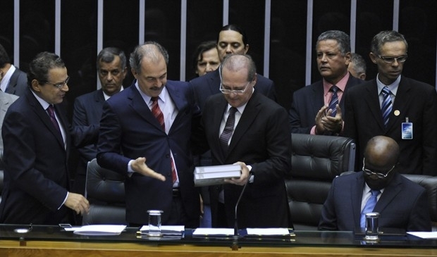 O novo ministro da Casa Civil, Aloizio Mercadante, entrega mensagem da presidente Dilma Rousseff
