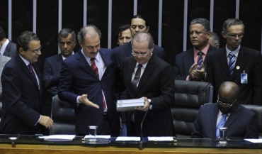 O novo ministro da Casa Civil, Aloizio Mercadante, entrega mensagem da presidente Dilma Rousseff 