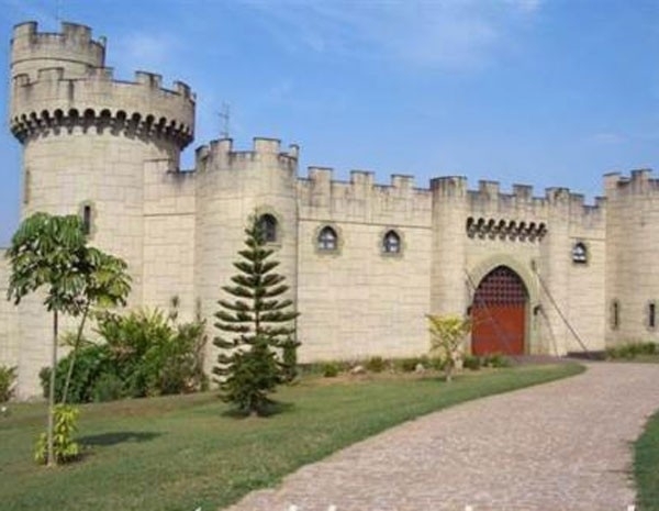Castelo em Araras, que est  venda,  anunciado com um fantasma e sua cripta.