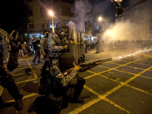 Policial dispara contra manifestantes no Rio de Janeiro