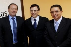 Conselheiro Carlos Novelli, presidente do TCE Waldir Teis e o conselheiro Valter Albano