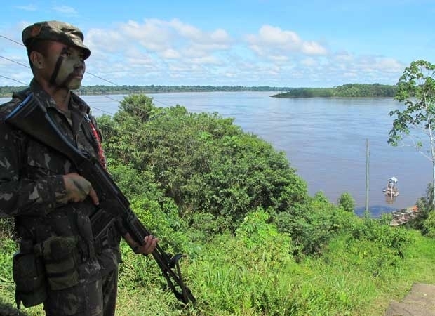 Soldado do Exrcito brasileiro faz guarda em rea de fronteira com a Colmbia