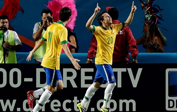 Bernard comemora seu primeiro gol com a camisa da seleo brasileira