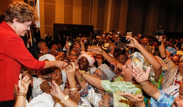 Dilma cumprimenta participantes de evento sobre igualdade racial