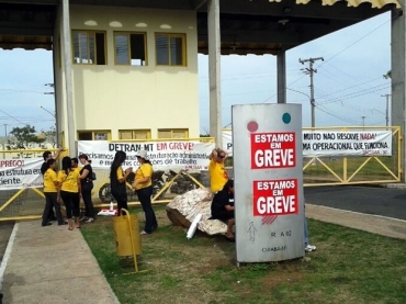 Servidores em greve fizeram manifestao em frente  sede do Detran-MT