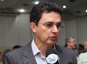 Sguas Moraes entrega carta de exonerao para subir para a Cmara Federal