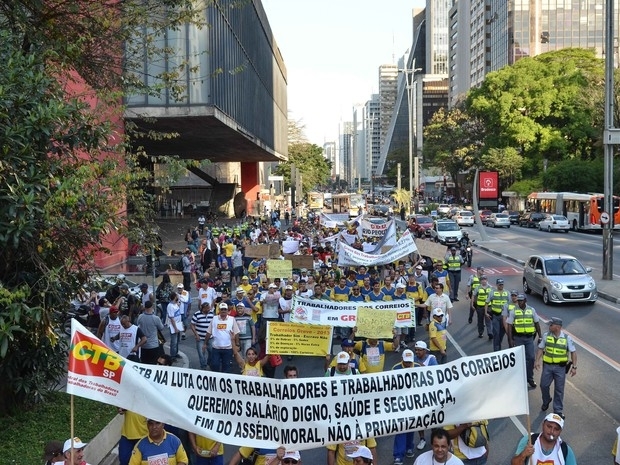 Funcionrios fizeram passeata nesta quinta-feira na Av. Paulista.