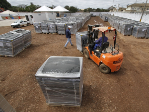 Equipamentos so armazenados em uma rea em Vrzea Grande