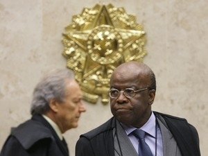 Os ministro Barbosa (dir.) e Lewandowski antes de sesso para julgar recursos do mensalo