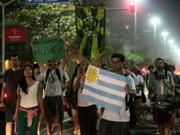 Manifestantes pedem legalizao da maconha no mesmo modelo do projeto aprovado no Uruguai