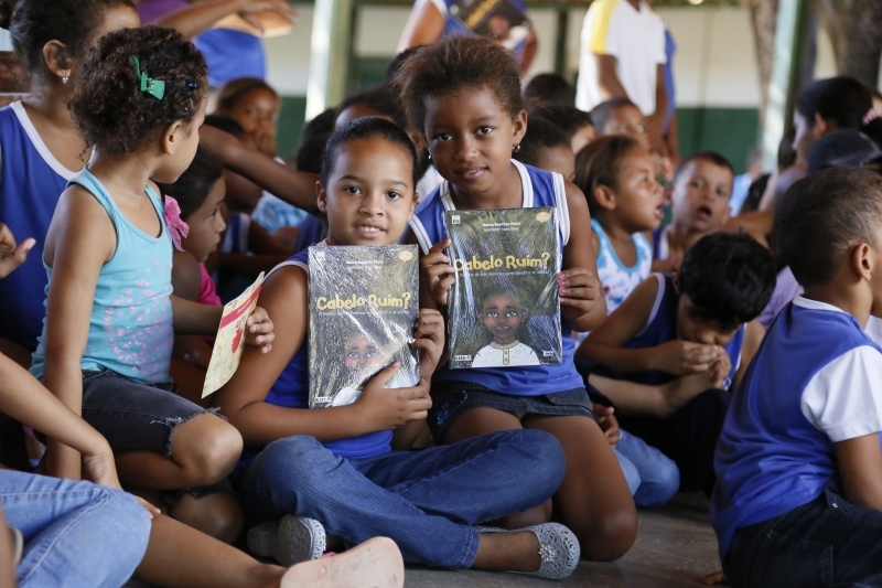 A Caravana Pixaim distribuir trs mil exemplares do livro Cabelo Ruim, da jornalista Neusa Baptista