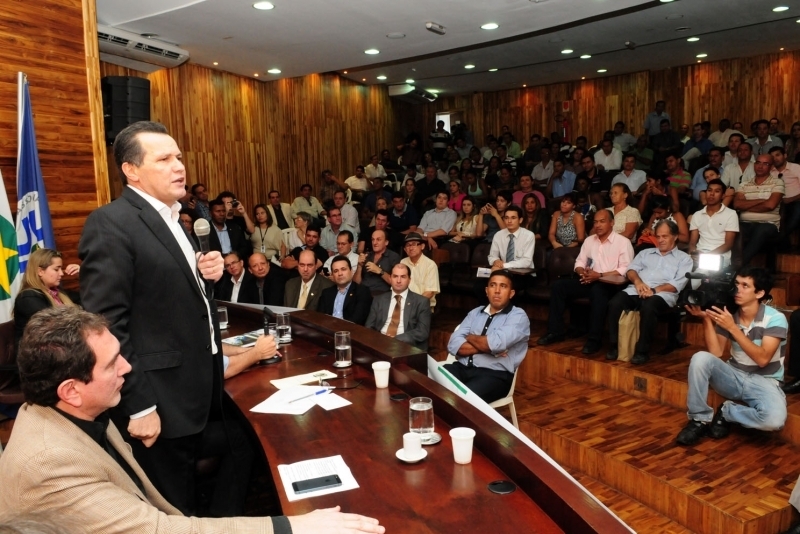 Governador Silval Barbosa durante encontro com prefeitos, vereadores e deputados na AMM