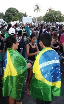 Aproxidamente 4 mil pessoas participaram da manifestao realizada em Vrzea Grande na tarde de sexta-feira (21).