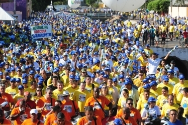 Quatorze mil participam de caminhada que marcou contagem de 1 ano para a Copa 2014