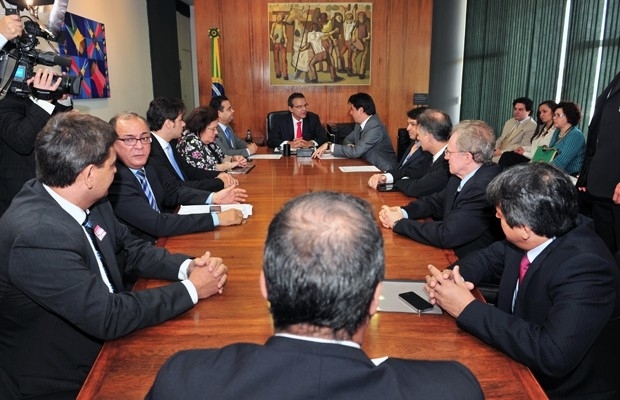 O presidente da Cmara, Henrique Alves (ao fundo, de gravata vermelha).