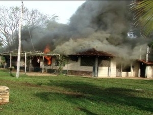 Casa na fazenda incendiada pelos ndios terena na quinta-feira (30)