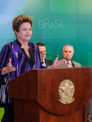 Presidente Dilma Rousseff discursa observada pelo vice-presidente Michel Temer