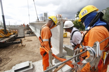 Lanamento de vigas do VLT no viaduto do trevo da UFMT