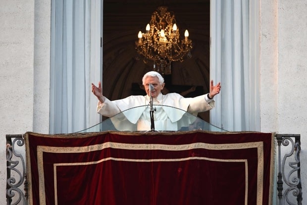 O Papa Bento XVI acena para os fiis da sacada da residncia de Castel Gandolfo, pouco aps deixar o Vaticano