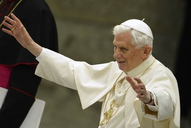 O Papa Bento XVI sada os fiis na audincia pblica desta quarta-feira
