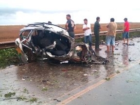 Viatura ficou totalmente destruda e os 2 agentes foram arremessados e morreram na hora