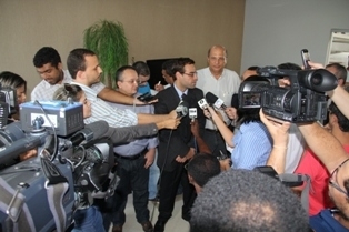 Brizola, recepcionado pelo senador Pedro Taques e pelo deputado estadual Zeca Viana, ambos do PDT