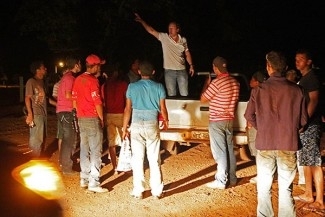 Posseiros de MT usam tticas de guerrilha contra foras federais; homem na caminhonete organiza a emboscada