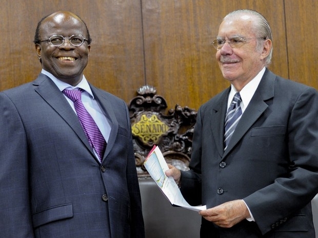 O ministro Joaquim Barbosa, ao entregar convite para sua cerimnia de posse ao presidente do Senado, Jos Sarney